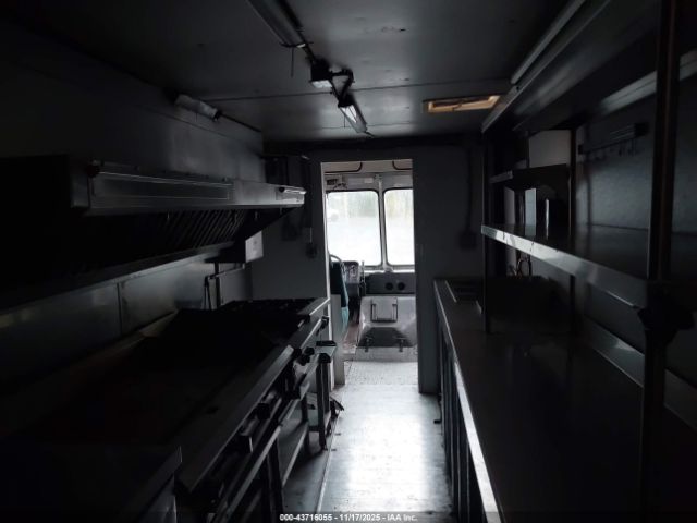 Chevrolet P30 Image 10