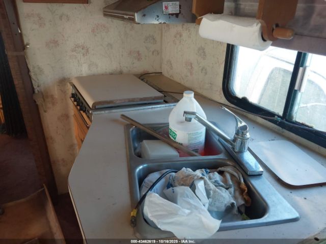 Chevrolet P30 Image 10