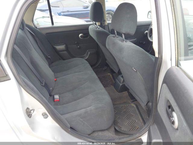 Nissan Versa 1.8s Image 7