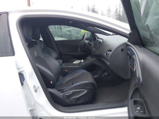 Chrysler 200 S Image 2