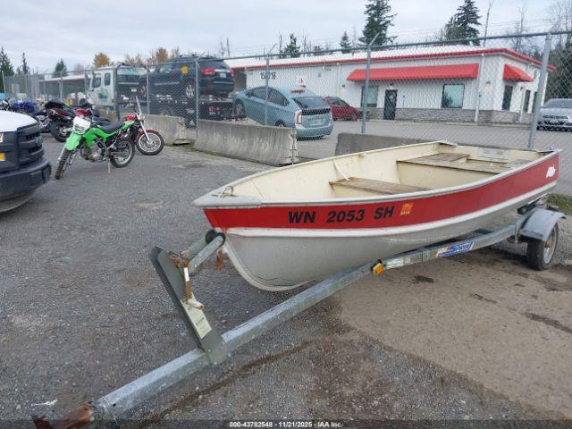 Lund Rowboat & Trailer Image 5