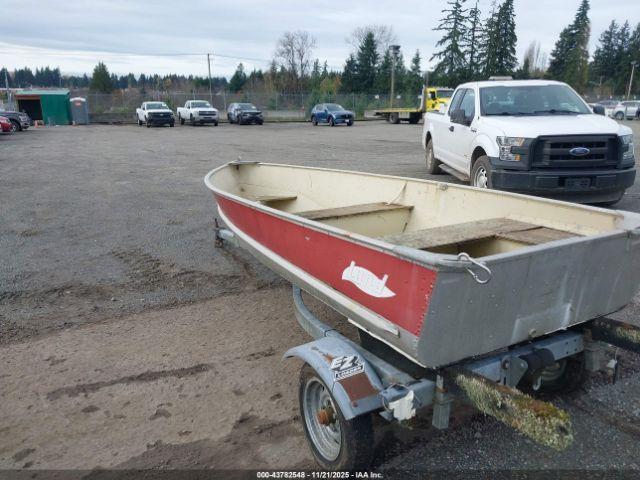 Lund Rowboat & Trailer Image 10