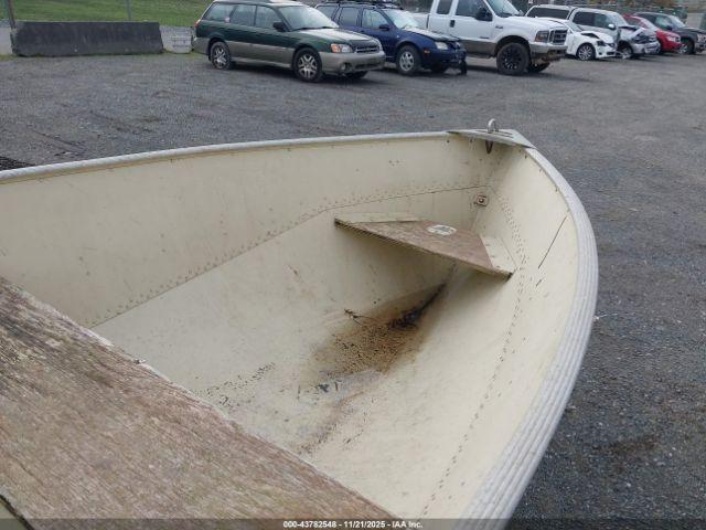 Lund Rowboat & Trailer Image 13