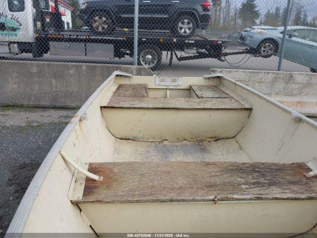 Lund Rowboat & Trailer Image 8