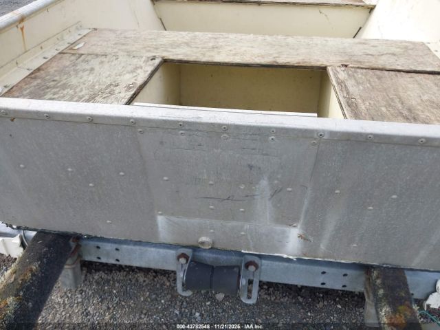 Lund Rowboat & Trailer Image 9