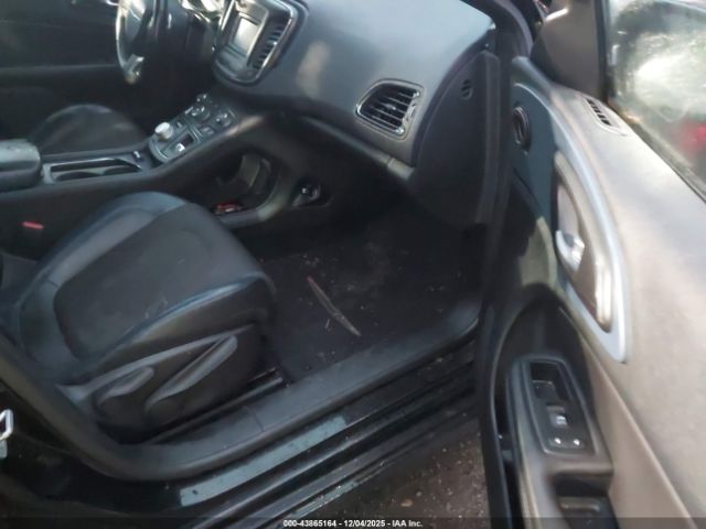 Chrysler 200 S Image 2