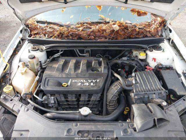 Chrysler 200 Lx Image 6