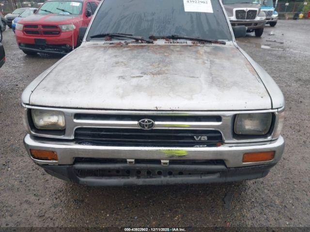 Toyota Pickup Image 11