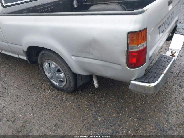 Toyota Pickup Image 4