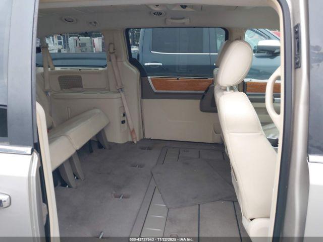 Chrysler Town & Country Limited Image 9