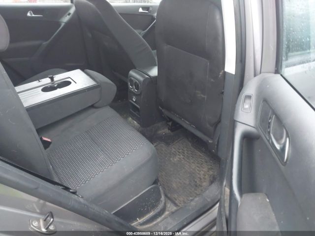 Volkswagen Tiguan S Image 10