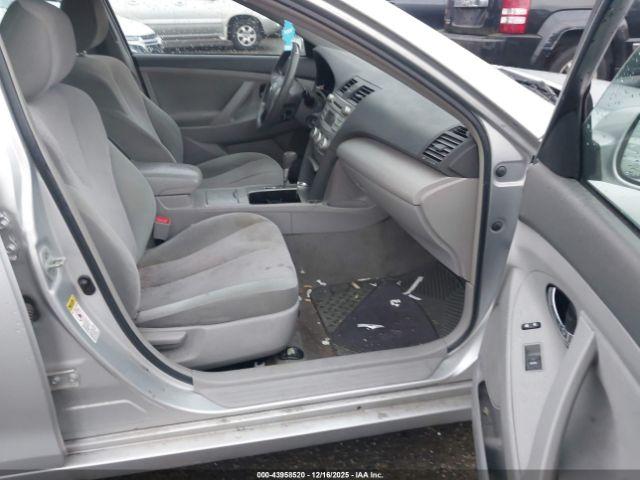 Toyota Camry Le Image 4