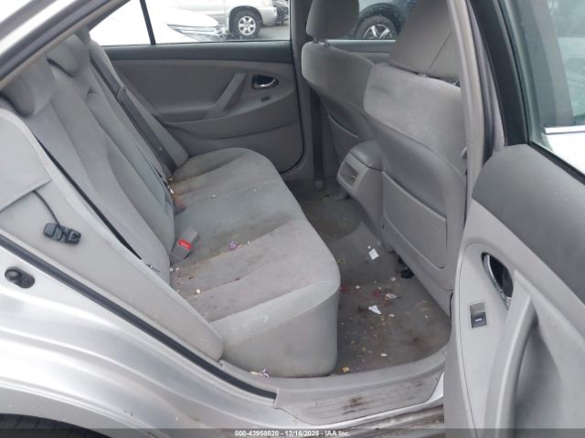 Toyota Camry Le Image 7