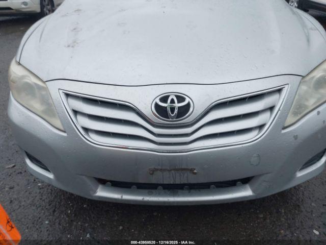 Toyota Camry Le Image 11