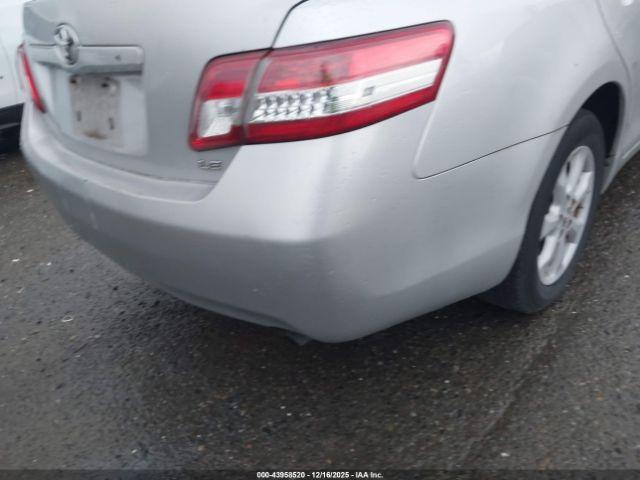 Toyota Camry Le Image 9