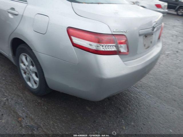 Toyota Camry Le Image 14