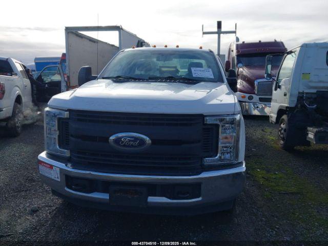 Ford F-350 Xl Image 19