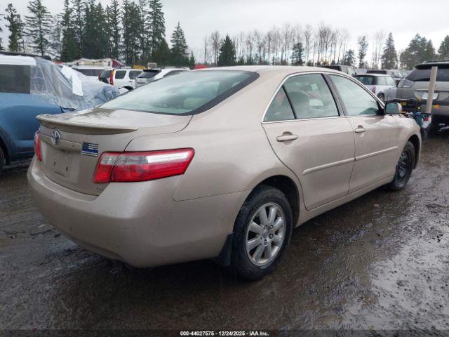 Toyota Camry Le Image 5