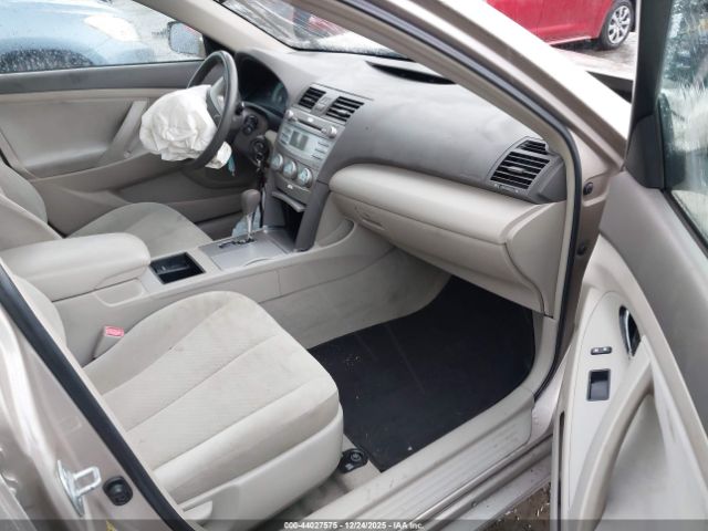 Toyota Camry Le Image 7