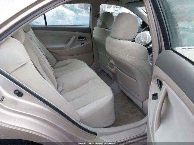 Toyota Camry Le Image 8