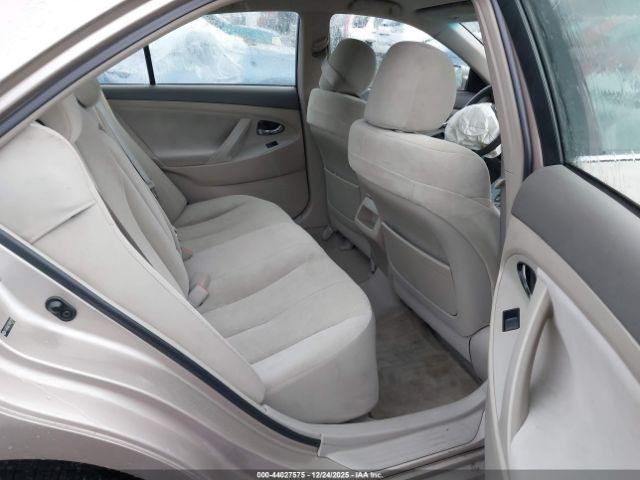 Toyota Camry Le Image 8