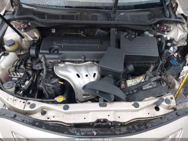 Toyota Camry Le Image 6