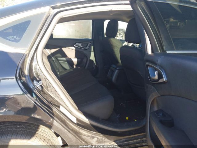 Chrysler 200 Limited Image 2