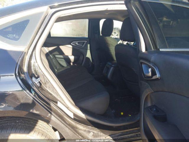 Chrysler 200 Limited Image 2