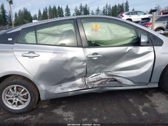 Toyota Prius Three Image 12