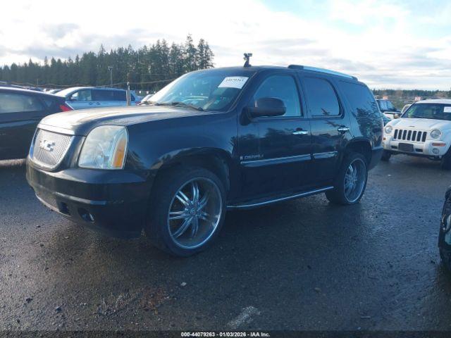 GMC Yukon Denali Image 11