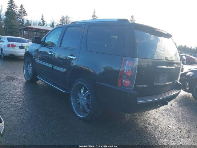 GMC Yukon Denali Image 4