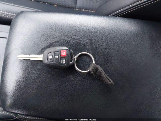 Toyota Camry Se Image 9