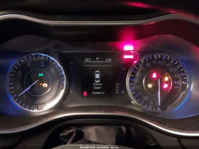 Chrysler 200 Limited Image 8