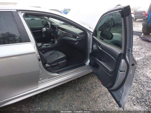 Toyota Camry Se Image 10