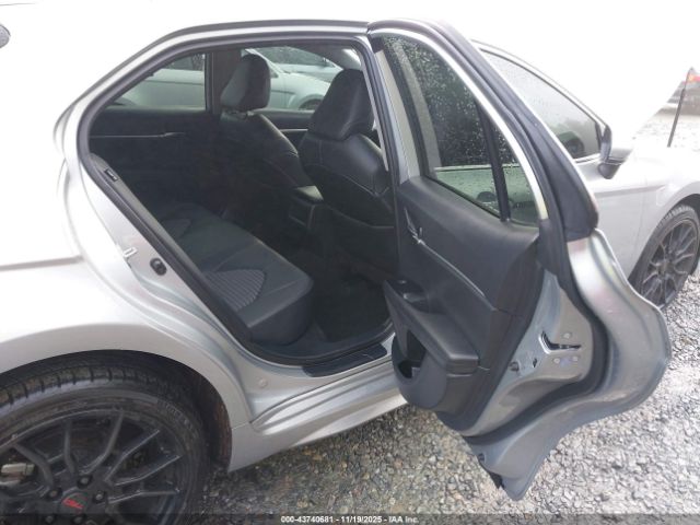 Toyota Camry Se Image 3