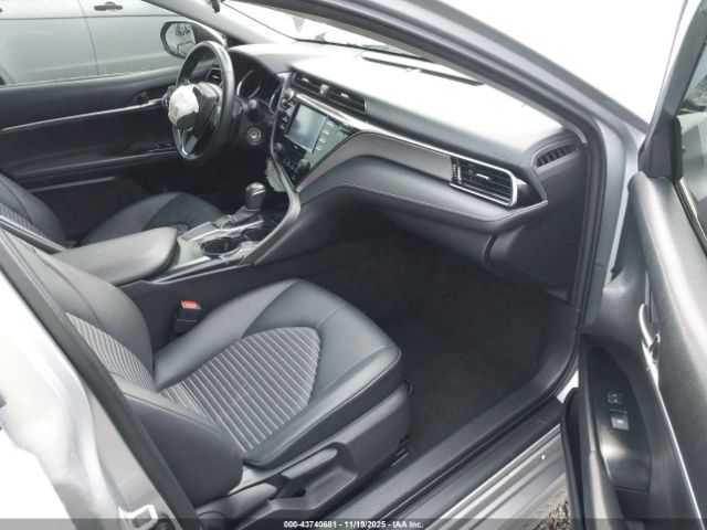 Toyota Camry Se Image 8