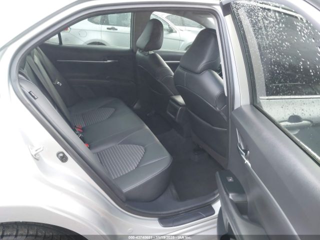 Toyota Camry Se Image 9