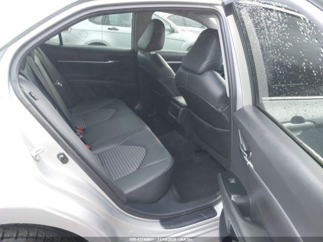 Toyota Camry Se Image 9